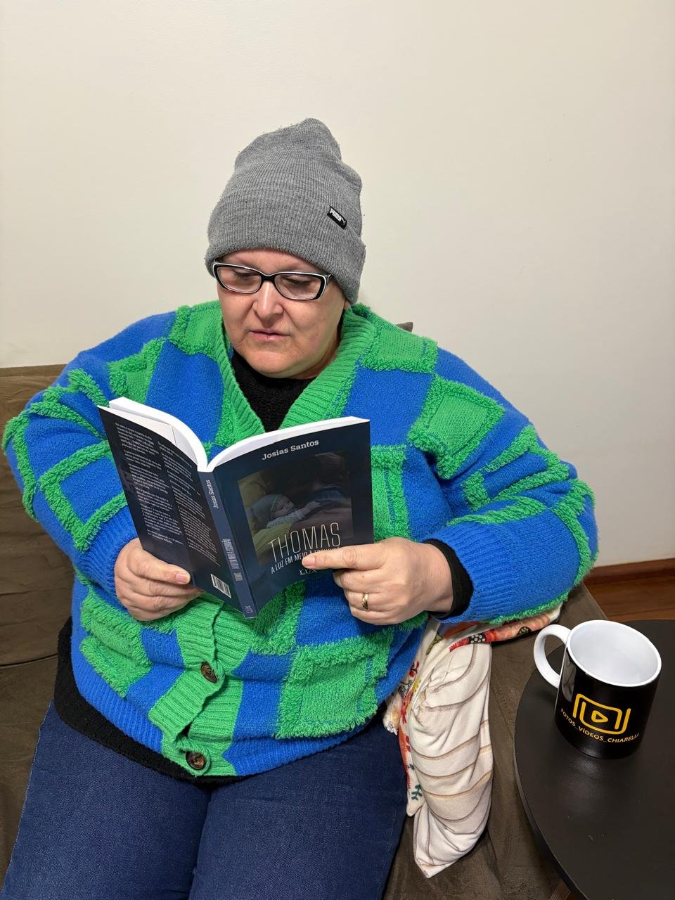 Mirtes Chiarelli lendo o livro Thomas